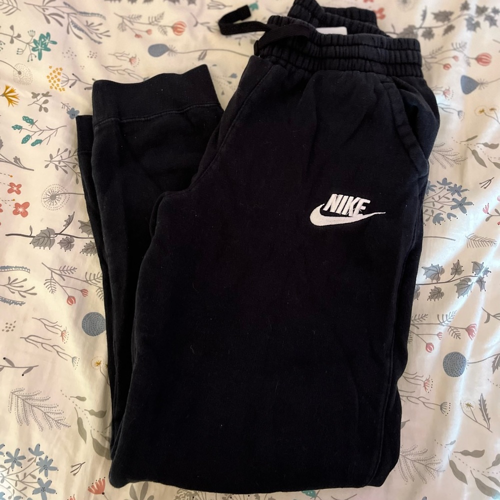 girls black nike sweatpants